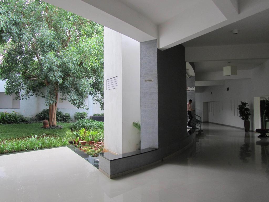 The Woodrose Hotel Bangalore Luaran gambar